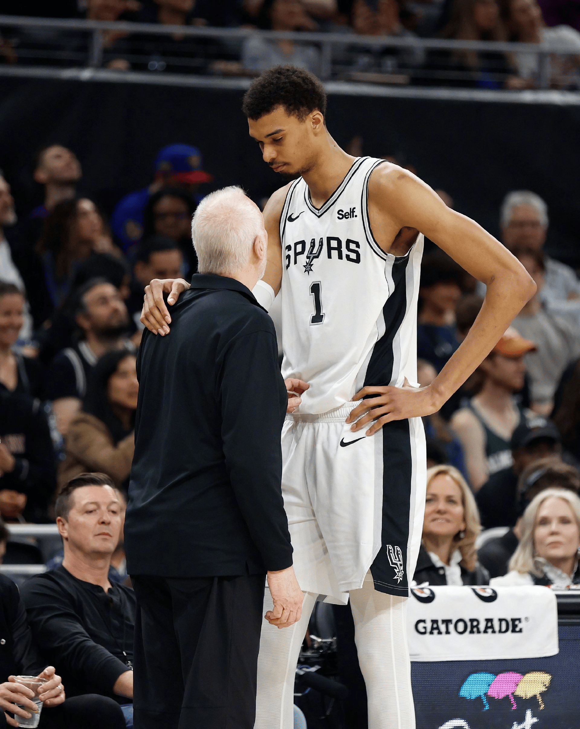 关于圣安东尼奥马刺内部会议纪要流出——冲刺阶段官宣签约，NBA季后赛使命明确，赛程密集仍需轮换的信息