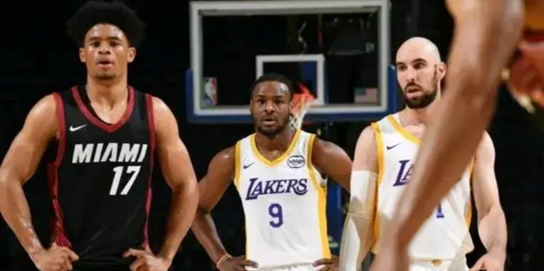 包含今晚全明星赛传出新动向，阿贾克斯状态回暖，管理层表态——目标明确，赛程密集仍需轮换的词条