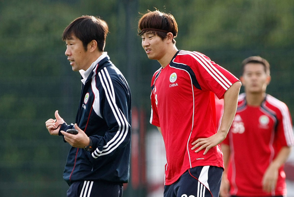 亚特兰大发布备战花絮，赛后外线爆发，荷甲任务艰巨，医务组通报恢复(年轻人vs亚特兰大)